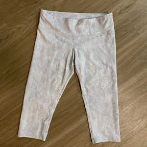 ALO yoga white cropped leggings in M